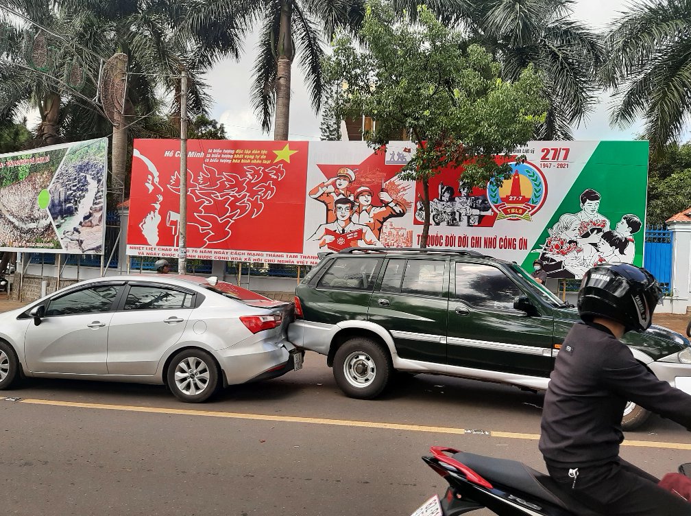 Gia Lai: Ô tô biển đỏ tuột thắng gây tai nạn